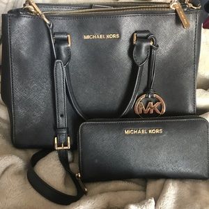 ✨Black and Gold Michael Kors Purse & Wallet✨